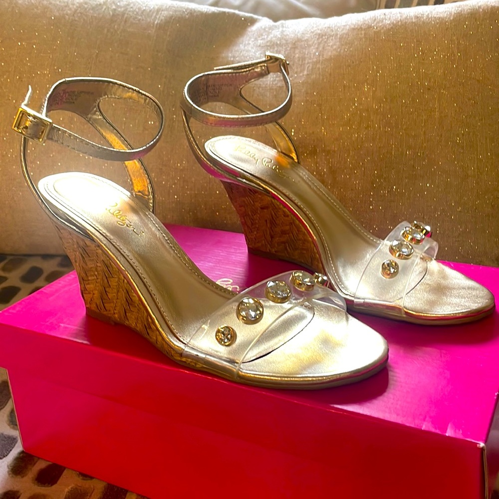 Womens size 7 Lily Pulitzer gold wedge sandal.